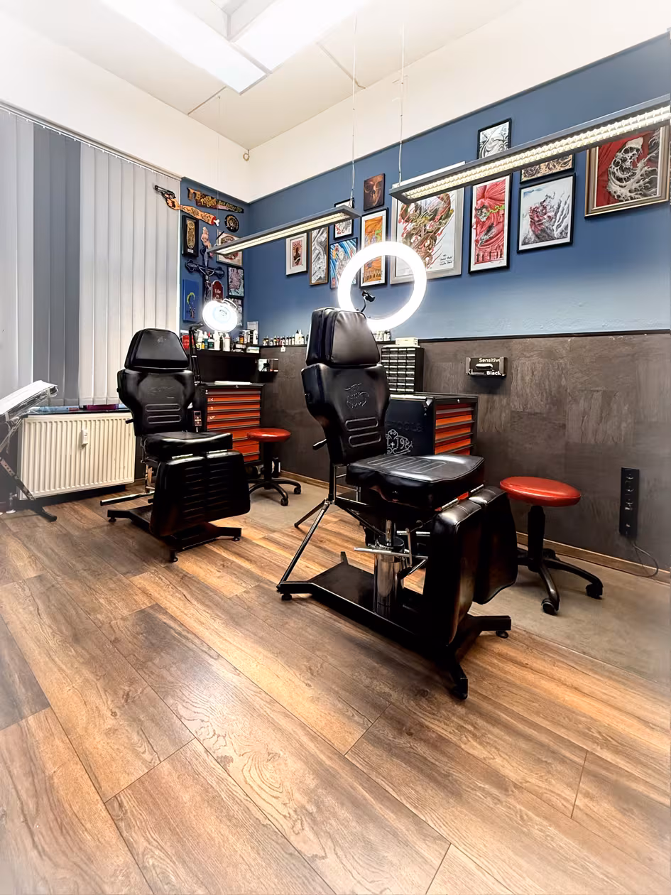 Blick auf die Arbeitsplätze im FINE LINE Tattoostudio